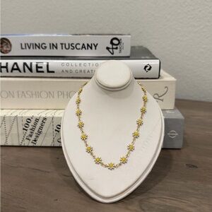Elegant Gold Daisy Necklace